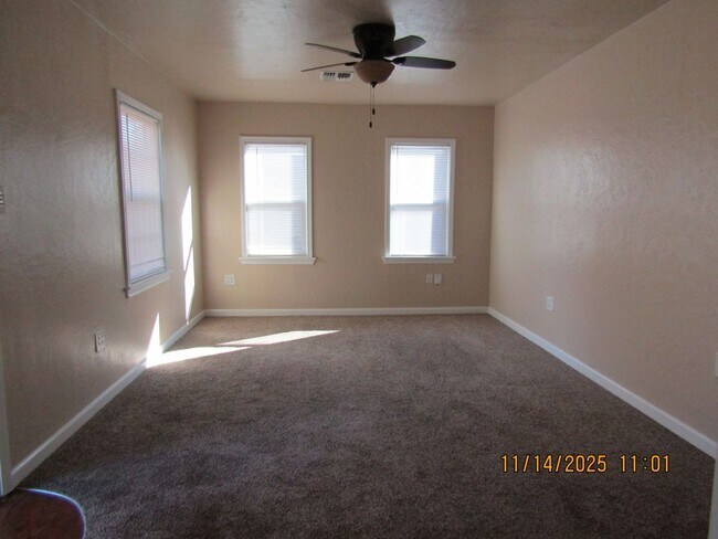 Foto del edificio - Fields and Dunning Home! Small Pet Negotiable with owner approval!