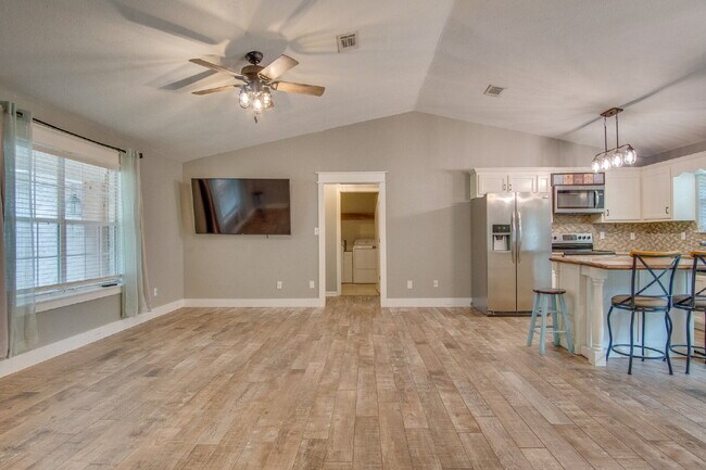 Foto del edificio - Navarre 3BR/2BA Home Near Beaches & Hurlburt Field with Updated Kitchen, Split Floor Plan & Spaci...