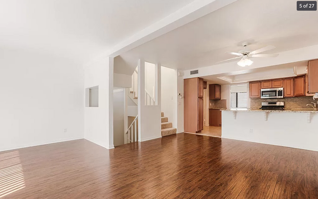 Building Photo - 2050 Los Feliz Dr
