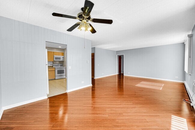 Building Photo - 9737 Fox Glen Dr