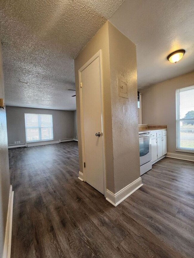 Building Photo - Updated 2-Bed, 1-Bath Apartment – On-Site Laundry | Move-In Special: Get 50% Off Your First Month...