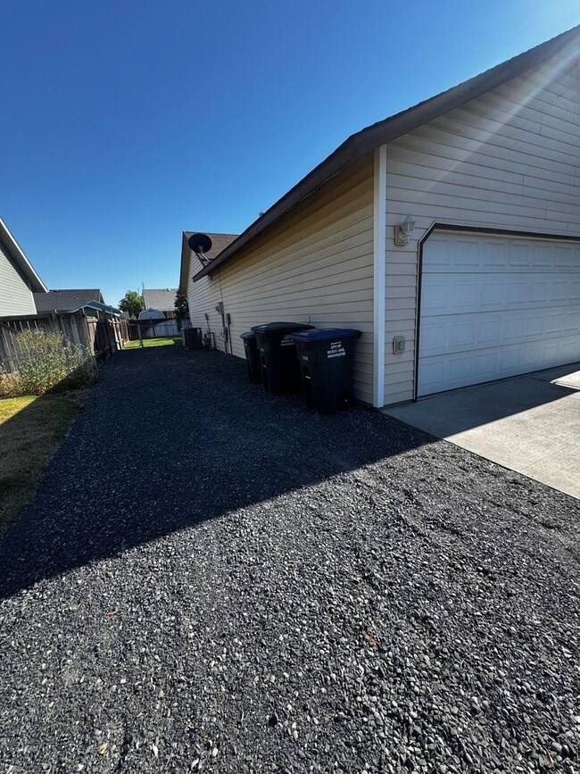 Building Photo - 1351 Yost Cir NE