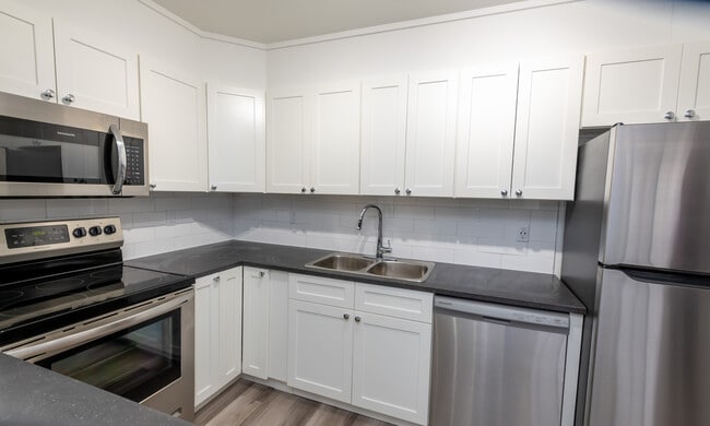 Photo du bâtiment - Fully Renovated Unit Available Now!