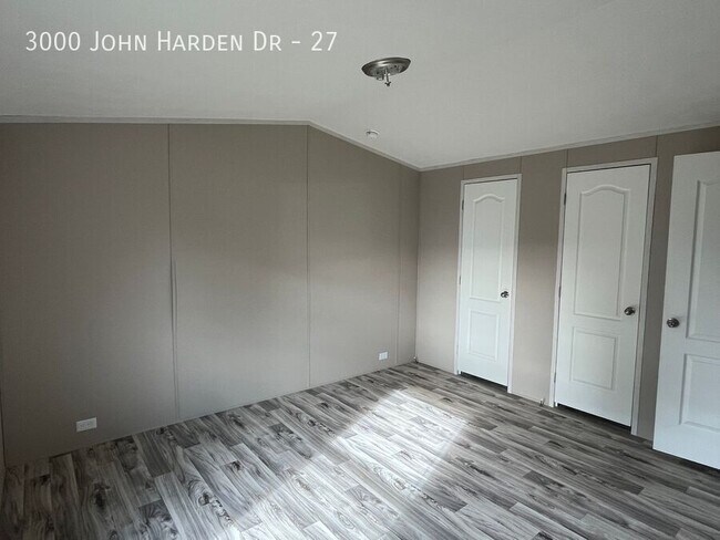 Foto del edificio - 3000 John Harden Dr