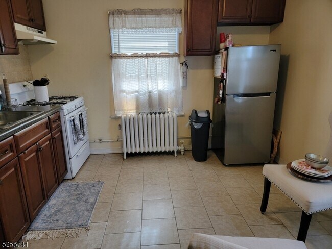 Building Photo - 27 Barrington Ave