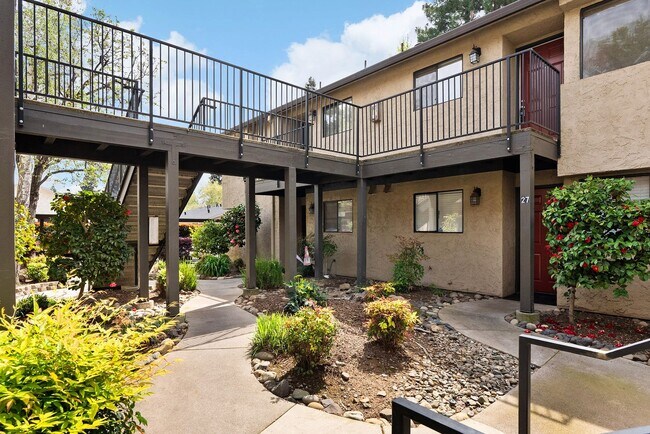 Foto del edificio - Beautiful Sawmill Commons Condo!
