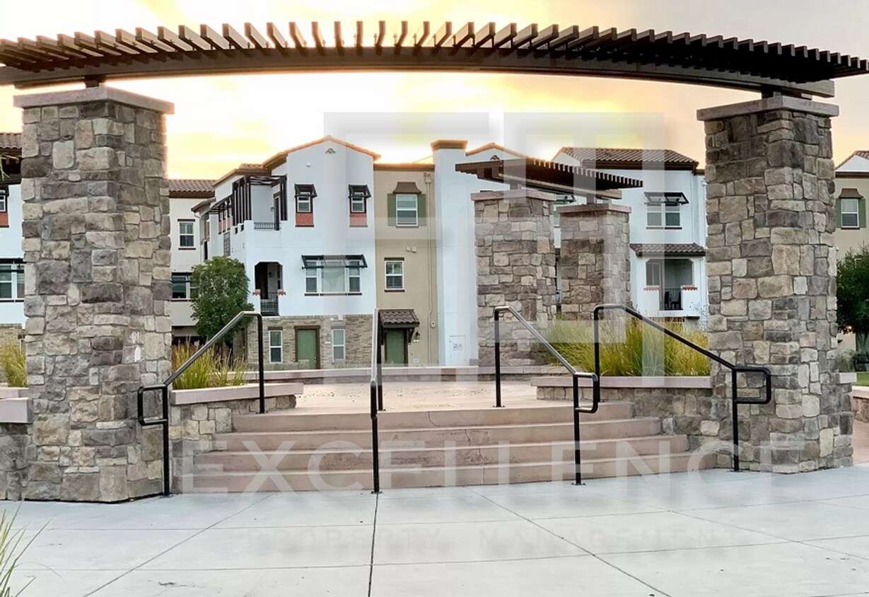Foto principal - 3 Story 3/3.5 Townhouse with all the ameni...
