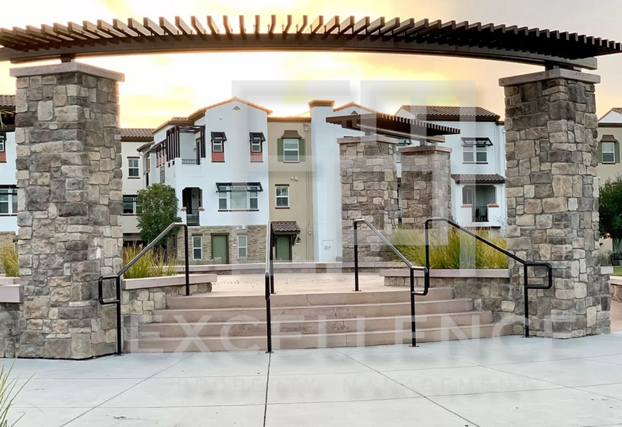 Primary Photo - 3 Story 3/3.5 Townhouse with all the ameni...