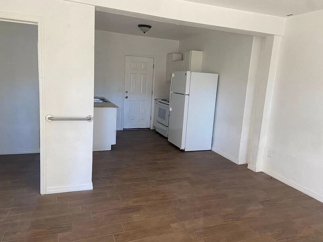 Building Photo - 126 W Gardiner Ct. Daytona Beach, FL 32114