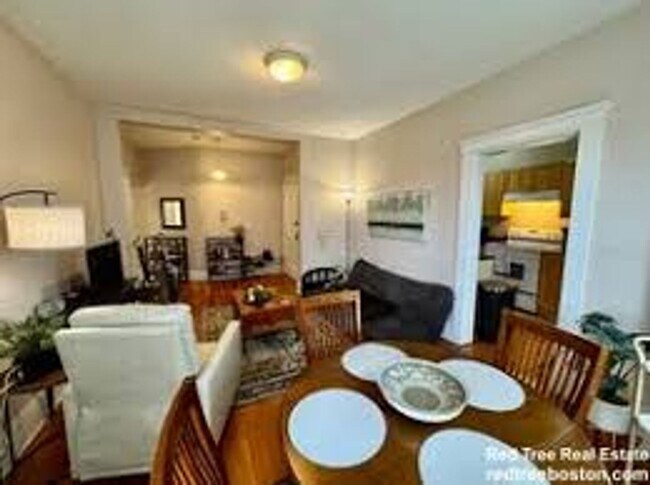 Foto del edificio - No Brokers Fee, Heat, Hot Water Included, Large Unit on Coolidge Corner, Laundry on a Site