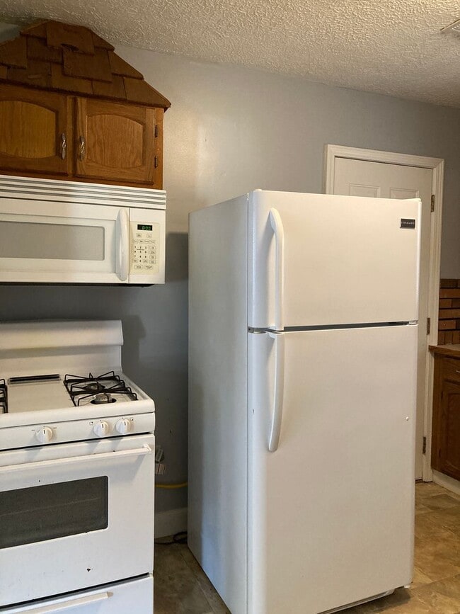Building Photo - 2 bedroom with large yard, Liberty-Perry S...
