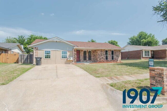 Foto del edificio - Spacious 5-Bedroom Home in Moore with Rece...