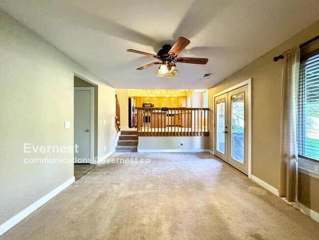 Foto del edificio - Beautiful 3-Bedroom with Modern Comforts a...
