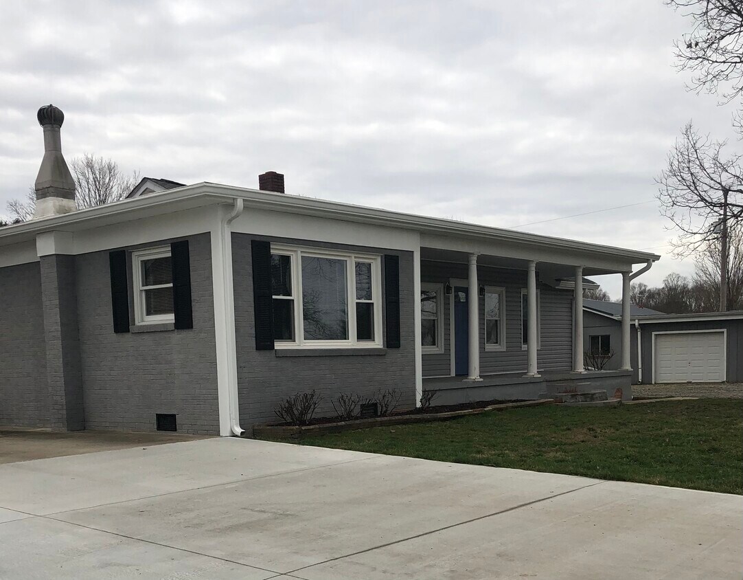 47 Tarheel Dr, Flat Rock, NC 28731