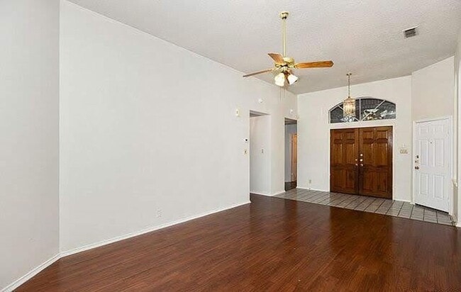 Foto del edificio - One Story With Open Floor Plan and Beautiful Oak Trees