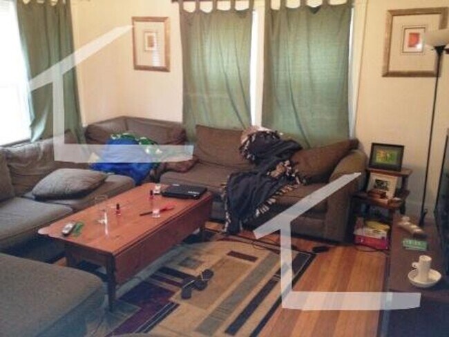 Building Photo - Nice 3 bed in Oak Square