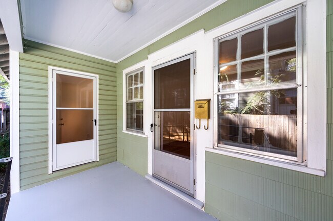 Entrada lateral con entrada designada - 1719 Club Rd