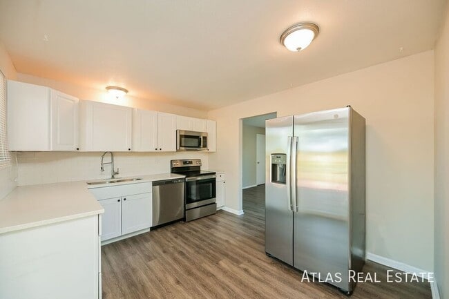 Building Photo - 14955 E Columbia Dr