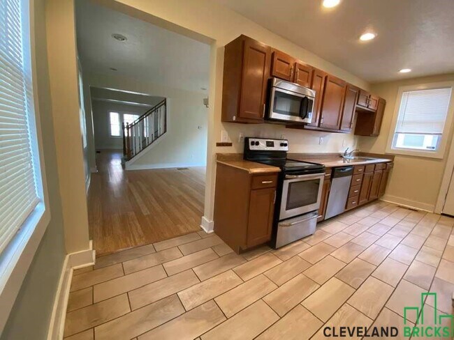 Foto del edificio - 1328 W 65th St