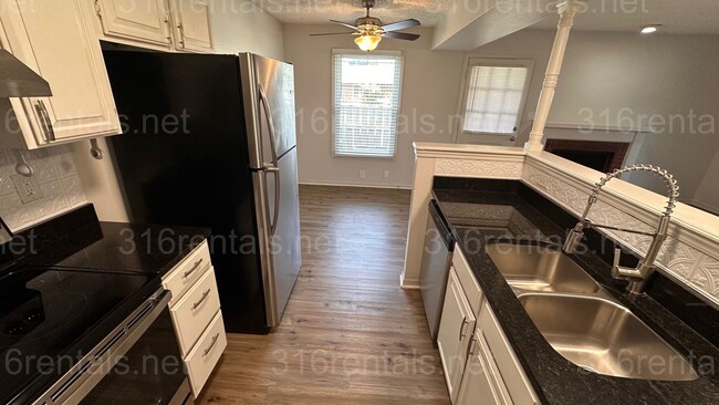 Building Photo - $895- 2 bedroom 1 bath - Apartment located...