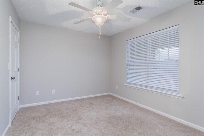 Foto del edificio - 129 Crickhollow Cir
