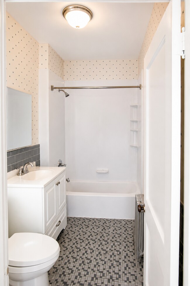 Baño completo - 126 2nd St