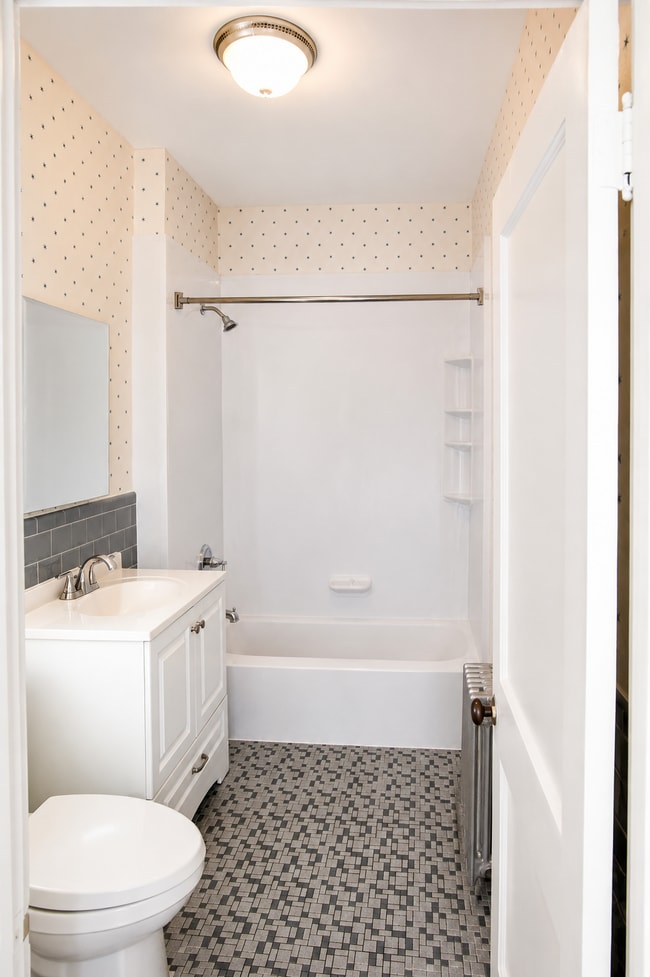 Full bath - 126 2nd St