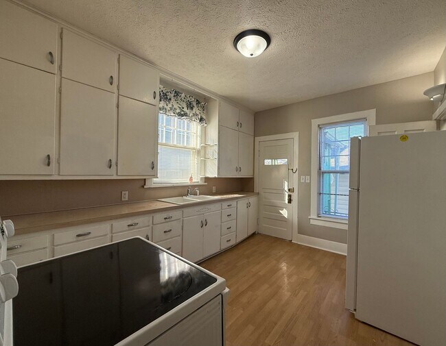 Building Photo - Charming 2 Bedroom Home with Garage on Corner Lot