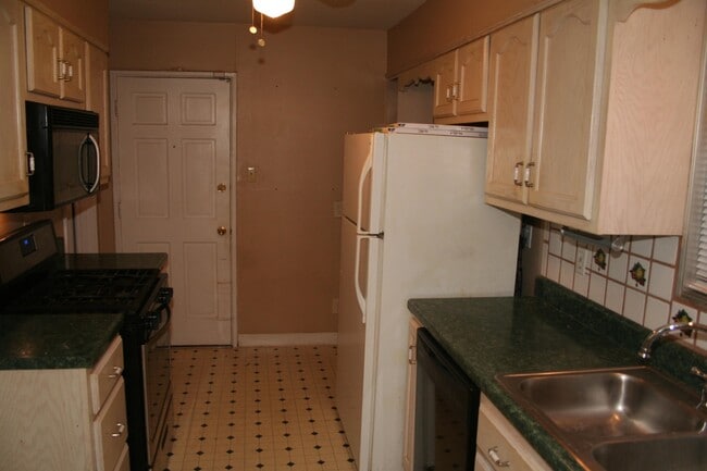 Building Photo - 4864 Quince Rd