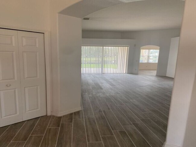 Building Photo - Single Family Home in The Oaks