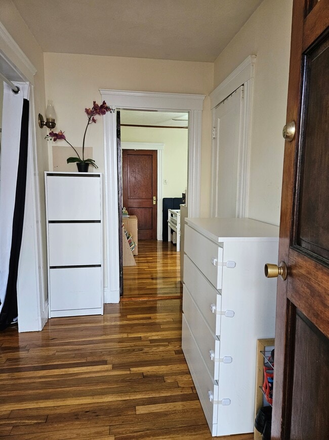 Entry - 152 Raymond St