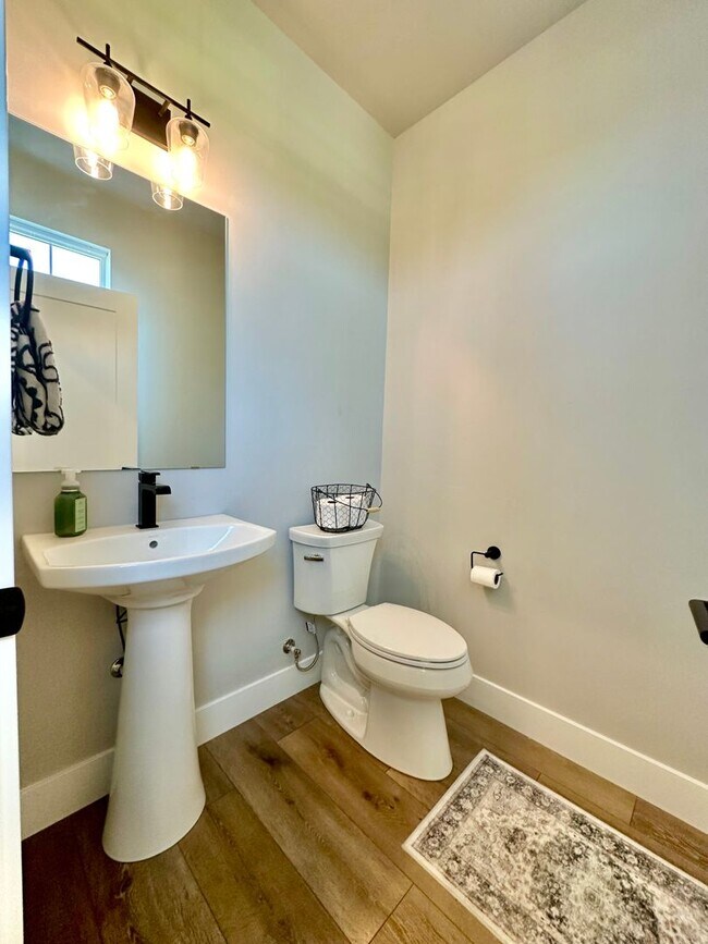 Foto del edificio - Beautiful 3 bdrm end unit townhome with side yard available in Petrosa.