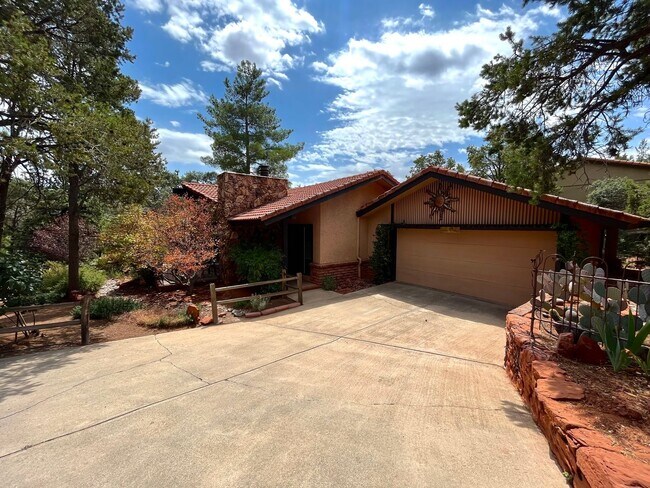 Building Photo - HOME- UPTOWN- RED ROCK VIEWS