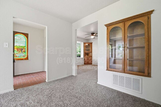 Building Photo - 1109 S Ellison Ave