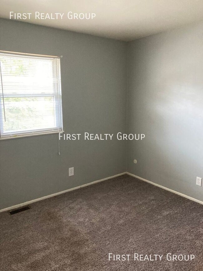 Building Photo - 2 Bedroom, 1 Bath Townhouse, Move In Ready!