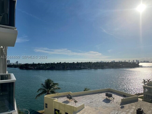 Foto del edificio - 900 Bay Dr E