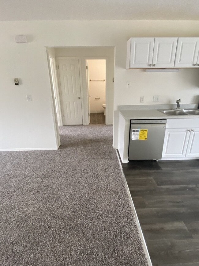 Building Photo - Newly renovated 2 bed/1 bath with views!