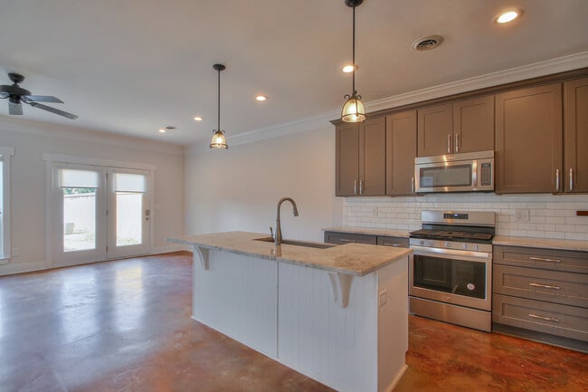 Building Photo - 1319B Pillow St