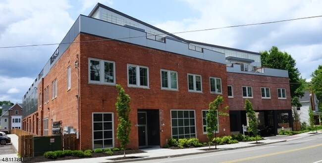 Foto del edificio - 10 Ford Ave