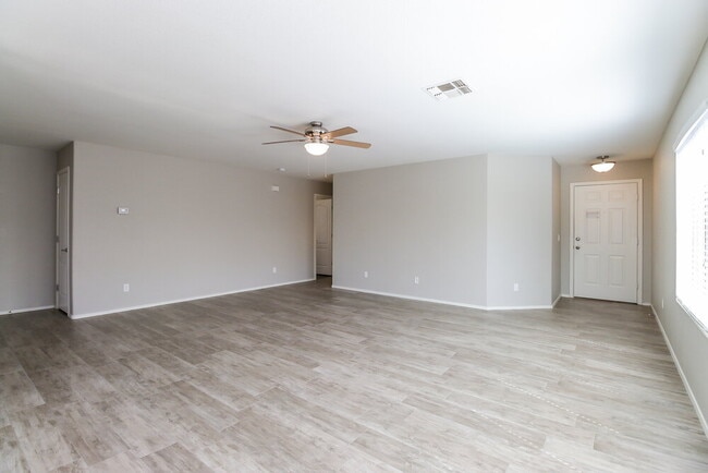 Foto del edificio - 16071 W Adams St