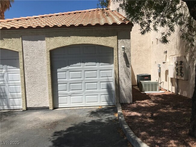 Foto del edificio - 1900 N Torrey Pines Dr