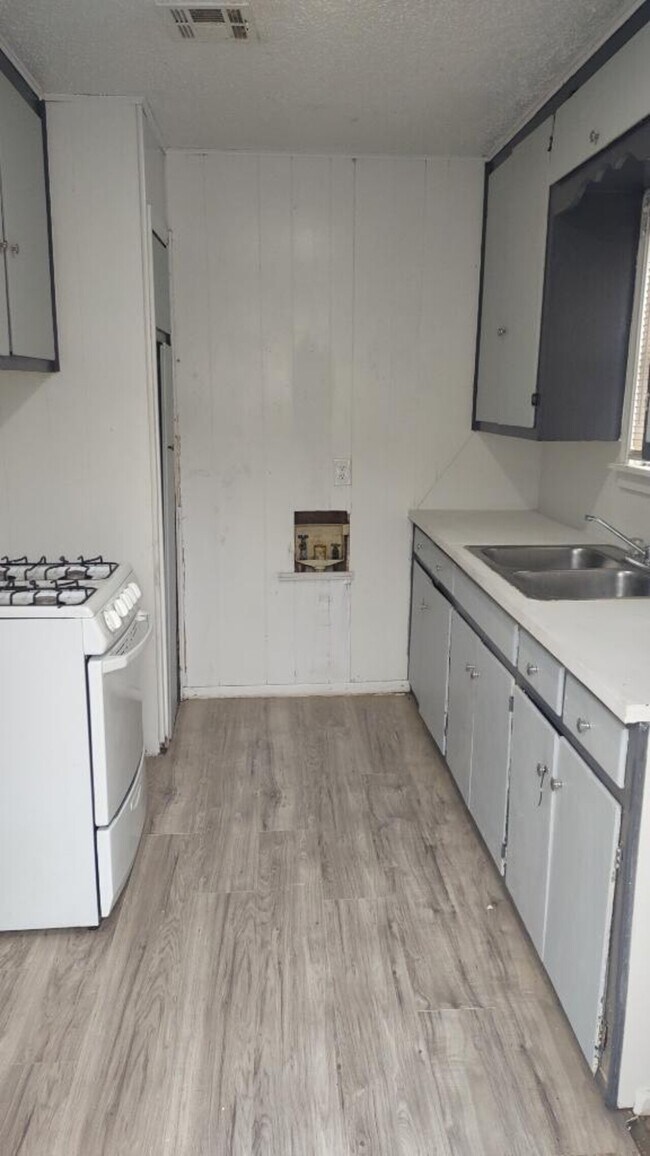 Building Photo - 532 NE Carver