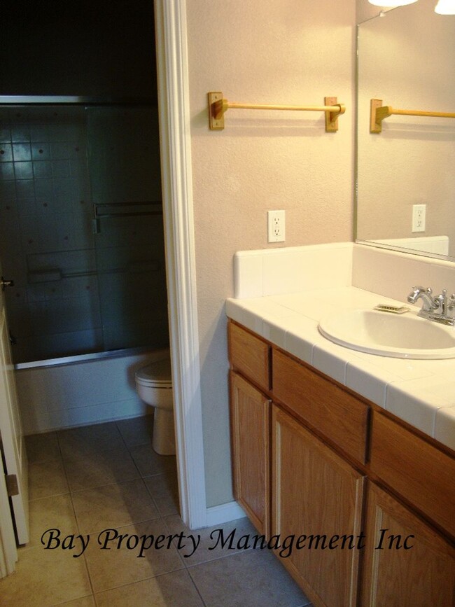 Building Photo - 1 bedroom condo in the gated Laurel Grove ...