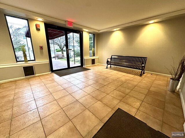 Foto del edificio - 310 Lookout Ave