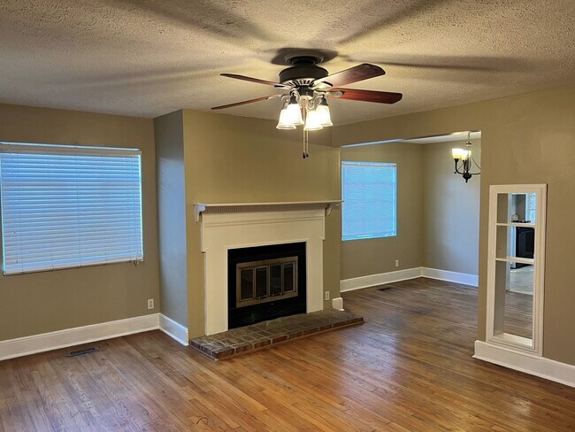 Building Photo - Charming 3 BR/2 BA Home off Vineville Avenue!
