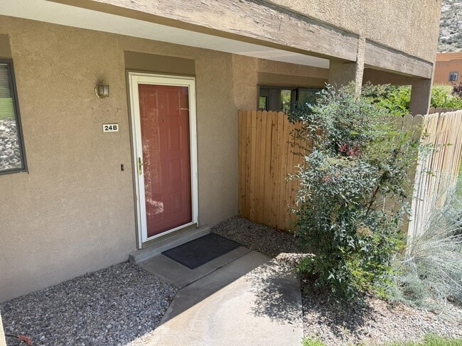 Building Photo - 2900 Vista Del Rey NE