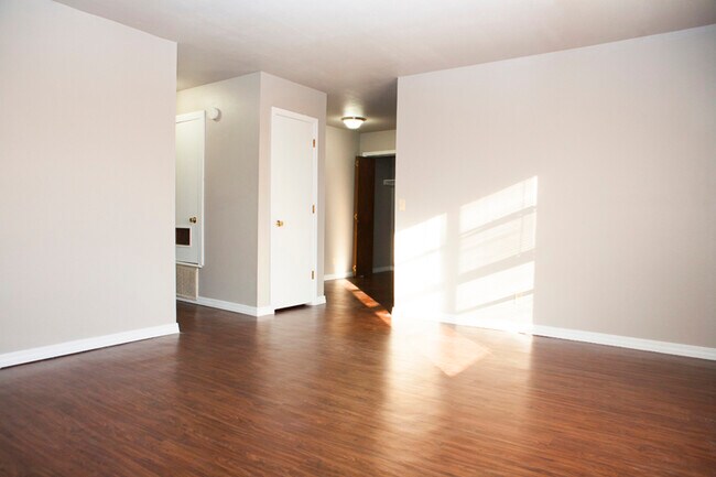 Building Photo - 1503 W Rolling Oaks Dr