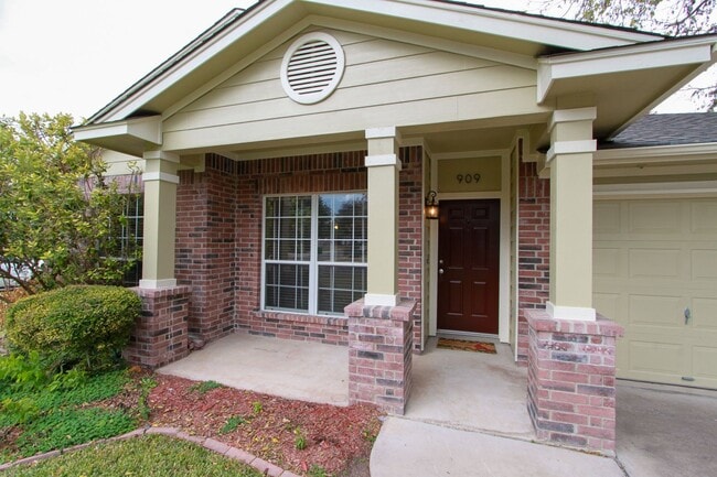 Building Photo - Immaculate 3 Bedroom, 2 Bath Home on Corne...