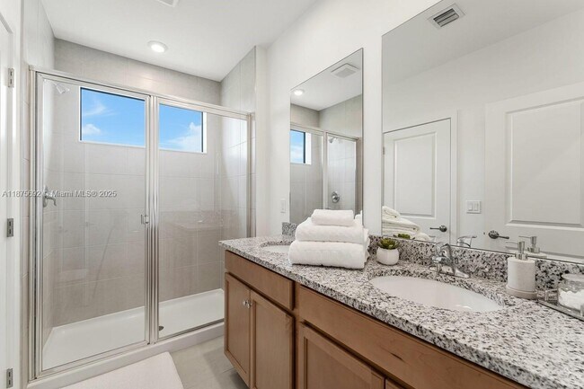 Foto del edificio - 7448 Lenora Ln