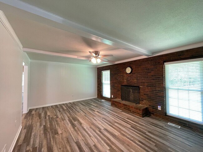 Foto del edificio - Three Bedroom Ranch in West Athens